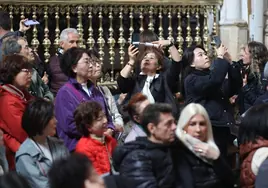 El alcalde de Córdoba defiende explicar la tasa turística porque «ayudará a la sostenibilidad»