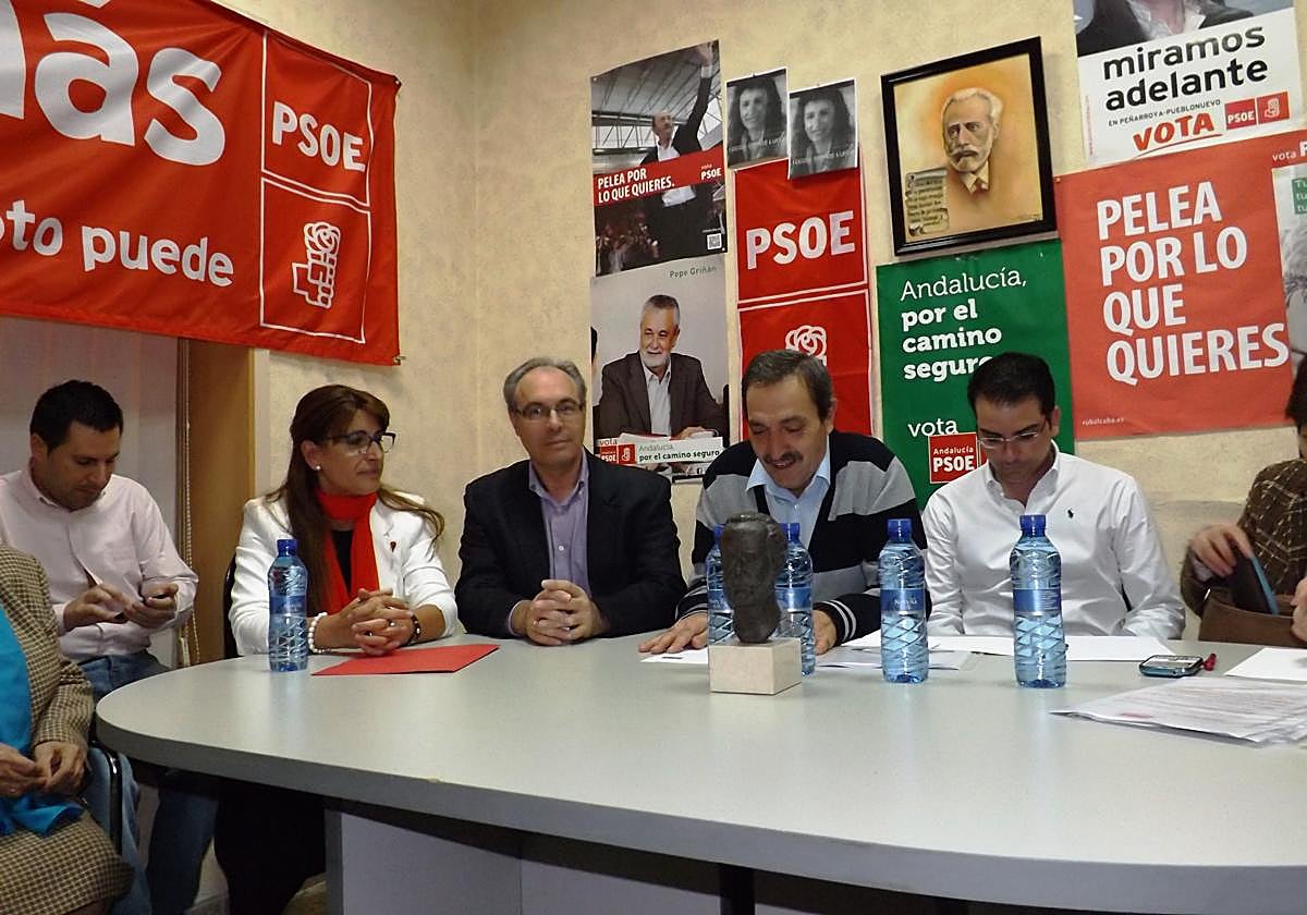 El secretario provincial del PSOE en 2013 en un acto con la exalcladesa de Peñarroya tras su detención
