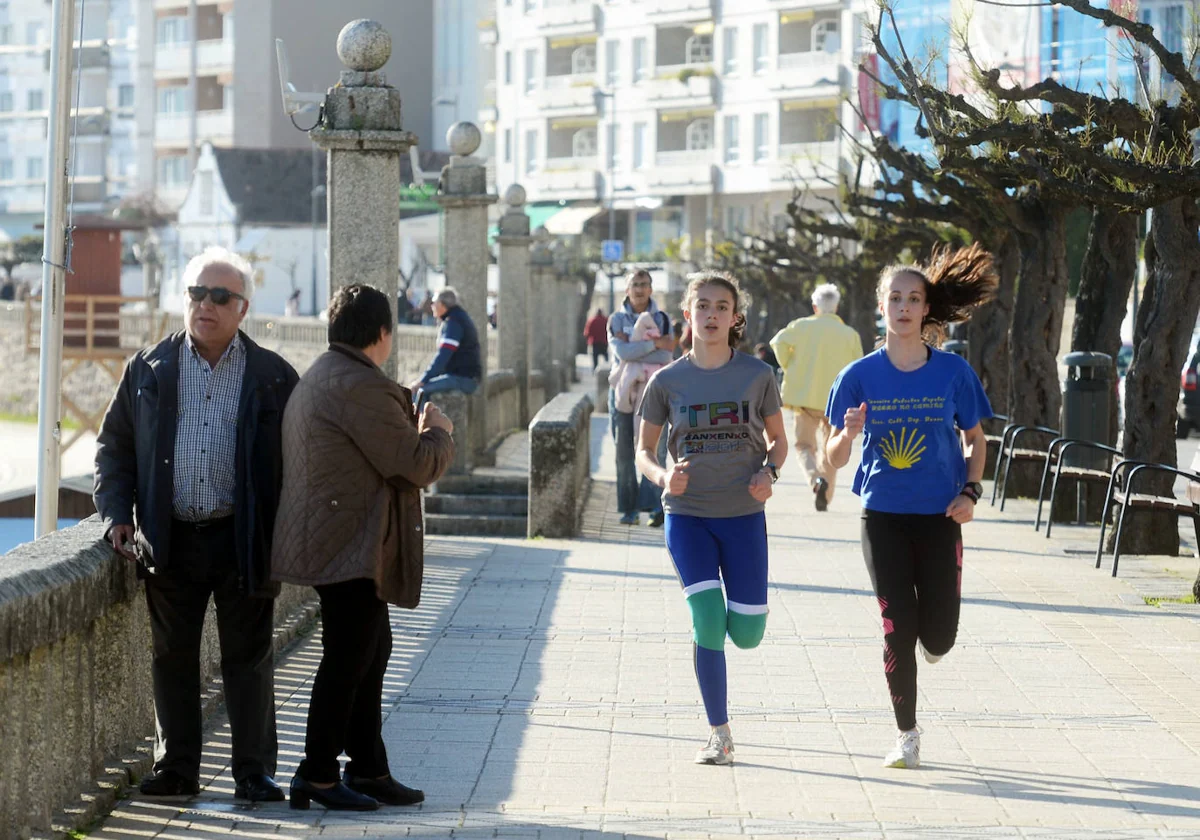 Dos jóvenes hacen deporte junto a una pareja de ancianos