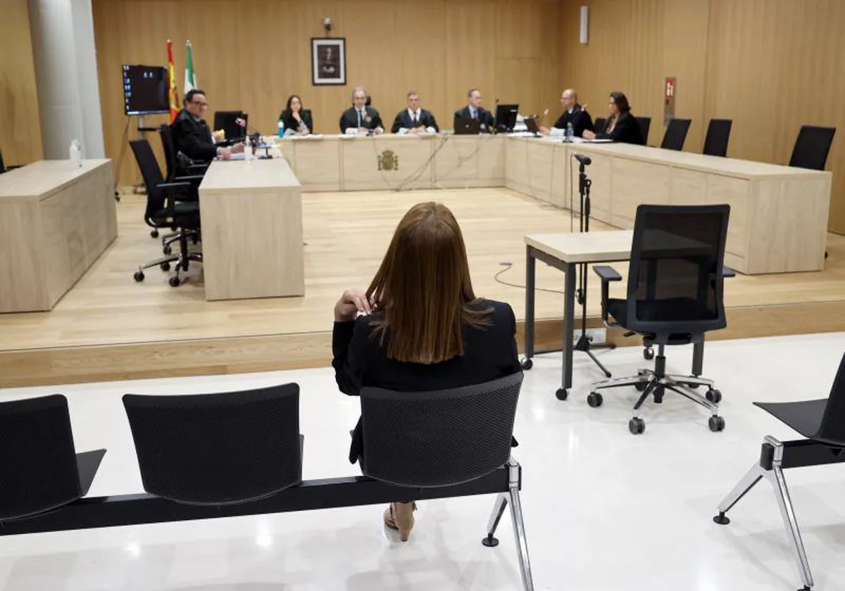 La exalcaldesa socialista Luisa Ruiz sentada en el banquillo durante el juicio Rocket en Córdoba