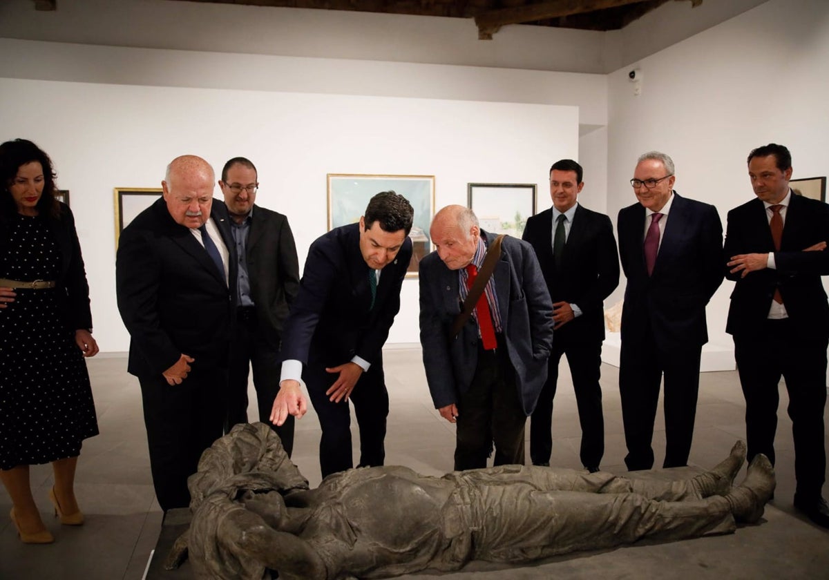 El presidente de la Junta de Andalucía, Juanma Moreno, visita junto con el artista Antonio López algunas obras del Murec en Almería