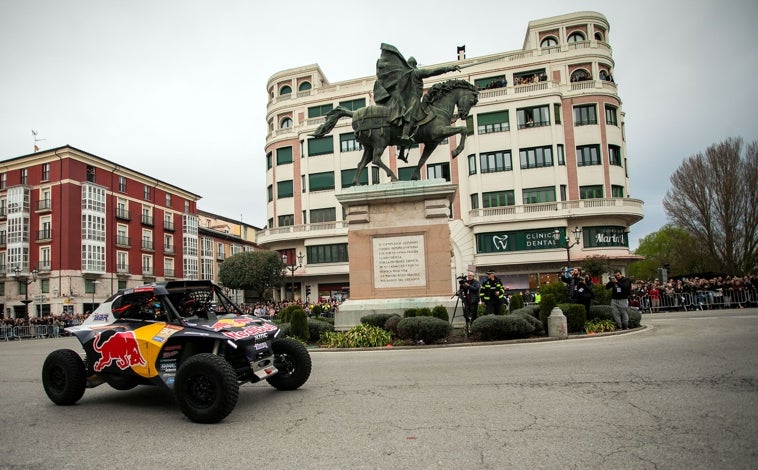 Imagen principal - La ciudad ha rendido homenaje a Cristina Gutiérrez, que también ha realizado un circuito por la capital con el vehículo con el que ganó el Rally Dakar el pasado mes de enero