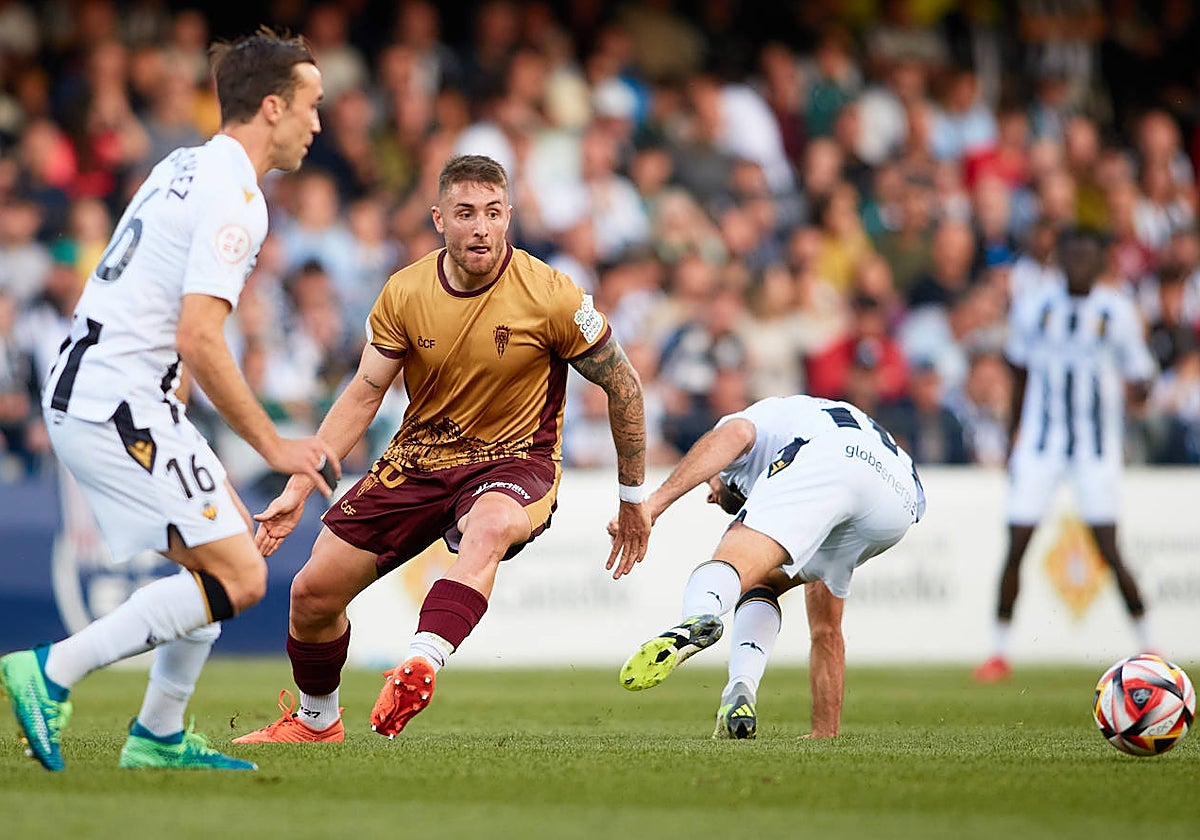 Casas se dispone a pelear un balón durante el partido ante el Castellón