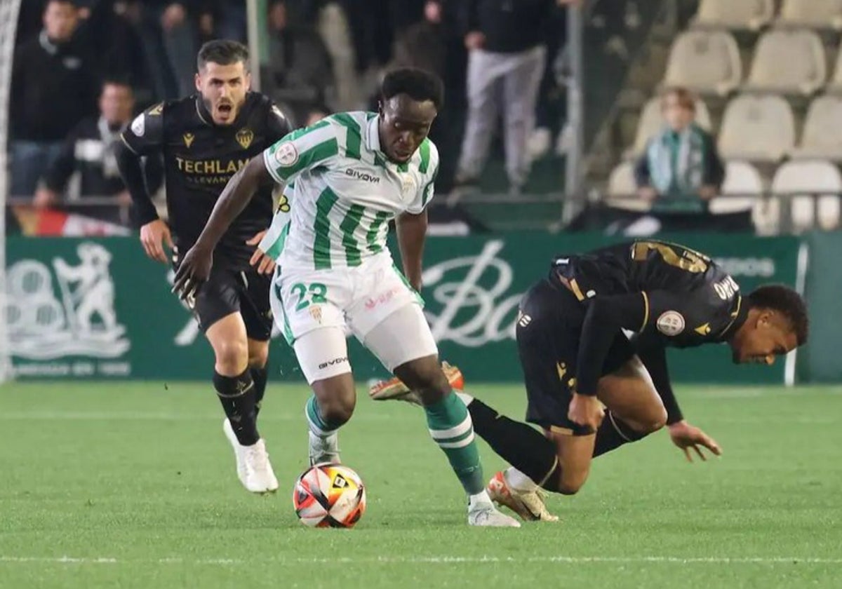Diarra conduce el balón durante un partido ante el Castellón