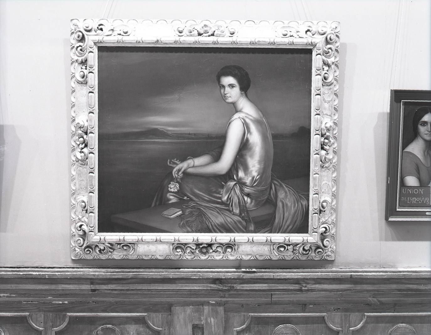 Imagen principal - Arriba, una fotografía de un cuadro de Romero de Torres del impresionante Catálogo HistóricoArtístico de la provincia. Debjao, cartel de la Semana Santa de Córdoba de 1956; a la derecha, el primer BOP de 1833.