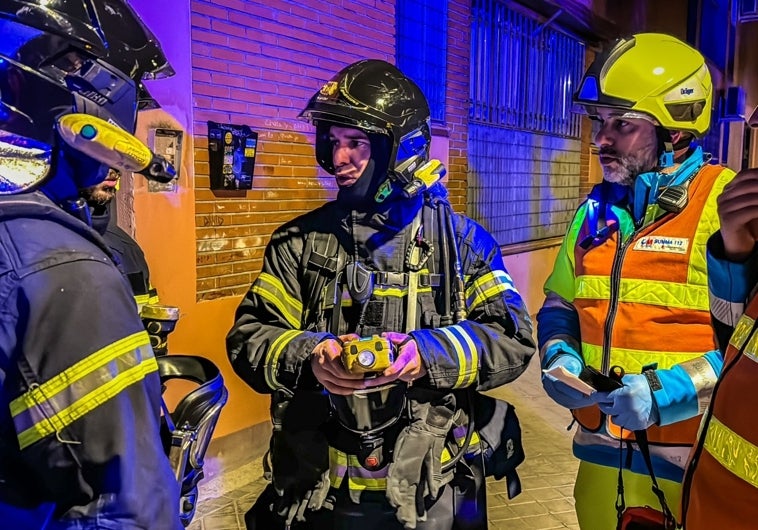 Bomberos de la Comunidad de Madrid y sanitarios de Summa 112 tras el incidente en Orcasitas