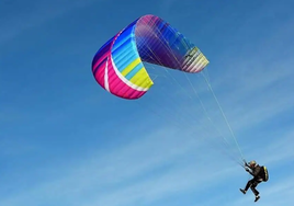 La colisión en vuelo entre un parapente y un ala delta en Guadalajara se salda con un herido