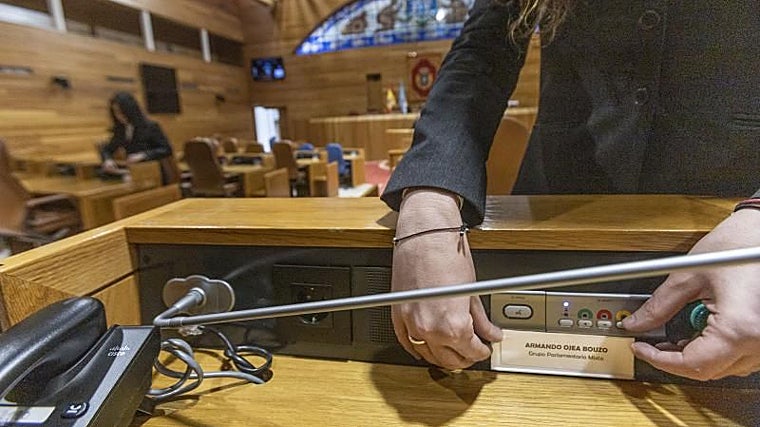 Las ujieres colocan los nombres de los diputados electos en los escaños; en primer término, el de Armando Ojea (DO)