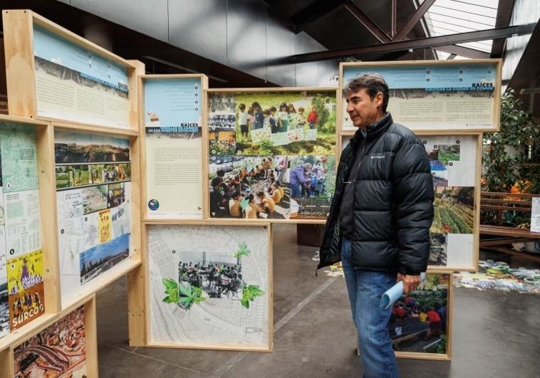 Carlos de Mingo, técnico de educación ambiental, explica la muestra en el Retiro