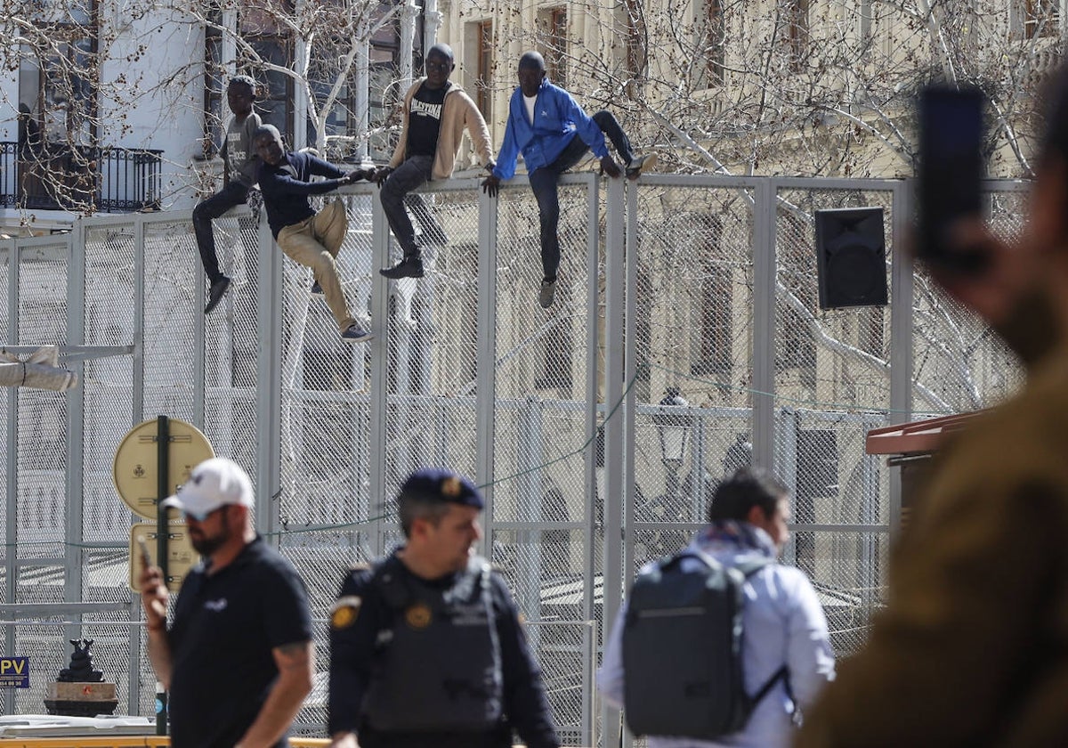 Imagen de los ninots que critican el drama de la migración en el Ayuntamiento de Valencia