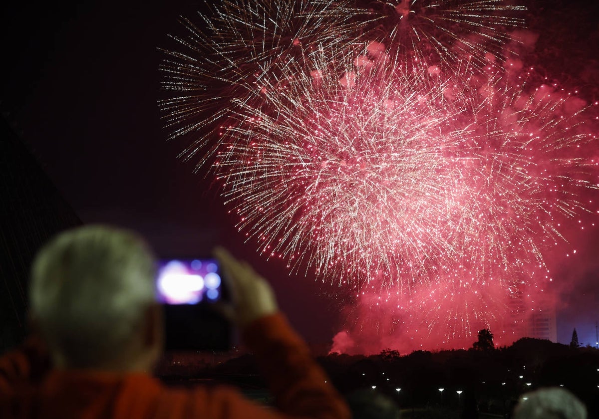 Imagen de un castillo de fuegos artificiales de las Fallas 2024
