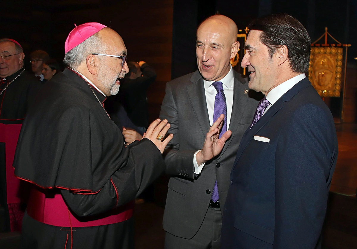 El arzobispo de Oviedo, Jesús Sanz Torres, con el alcalde de León, José Antonio Diez, y el consejero de Medio Ambiente, Juan Carlos Suárez-Quiñones