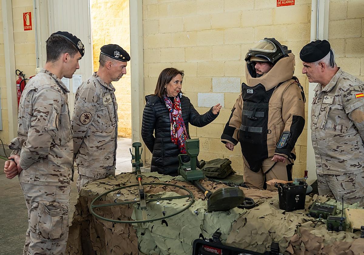 La ministra de Defensa, Margarita Robles, observa distintos tipos de armamento durante la visita a la Base Aérea de Morón