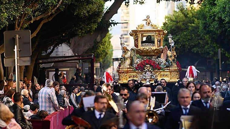 El Santo Sepulcro a su paso por la carrera oficial en el Paseo de Almería.