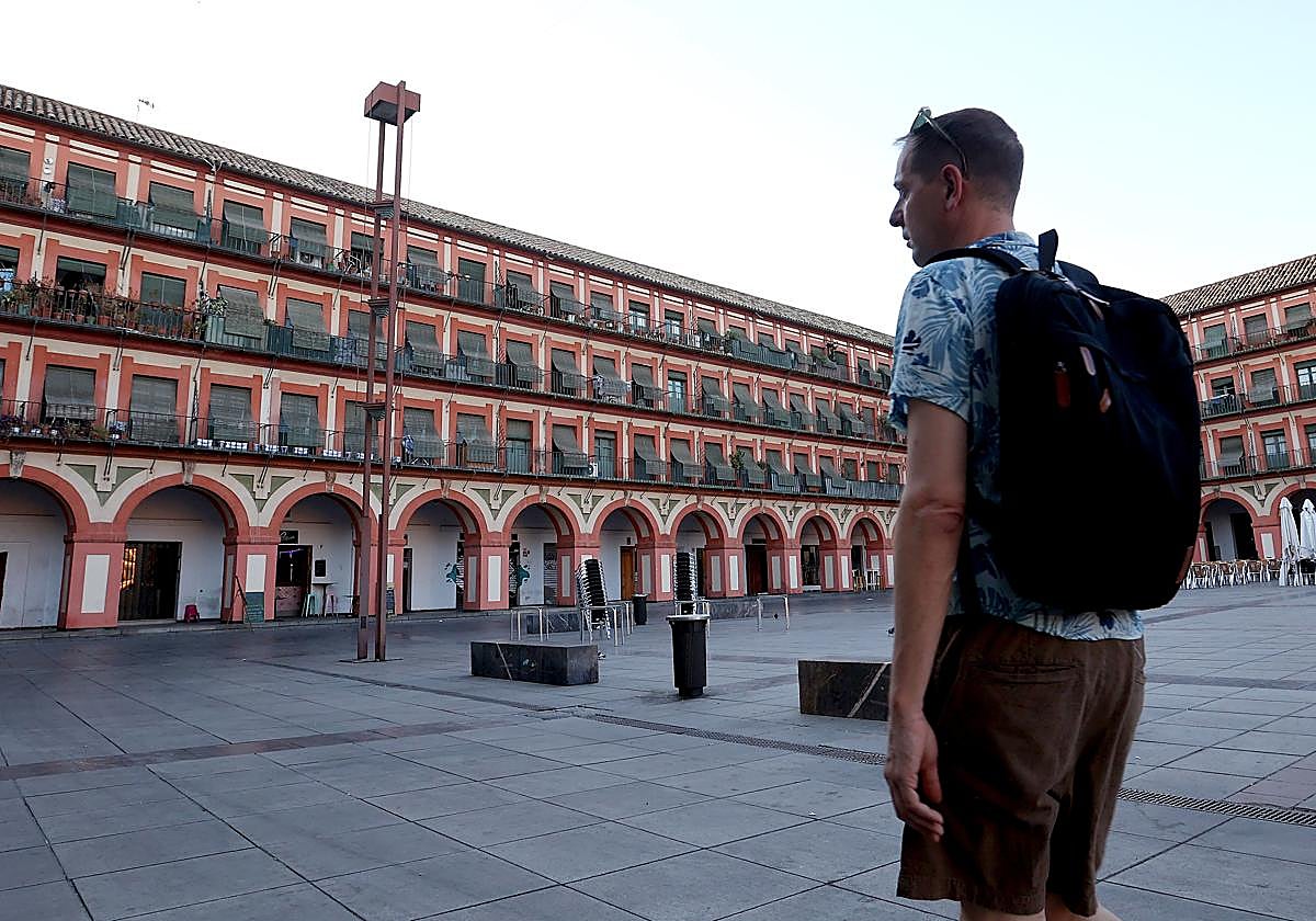 Un turista observa la plaza de la Corredera