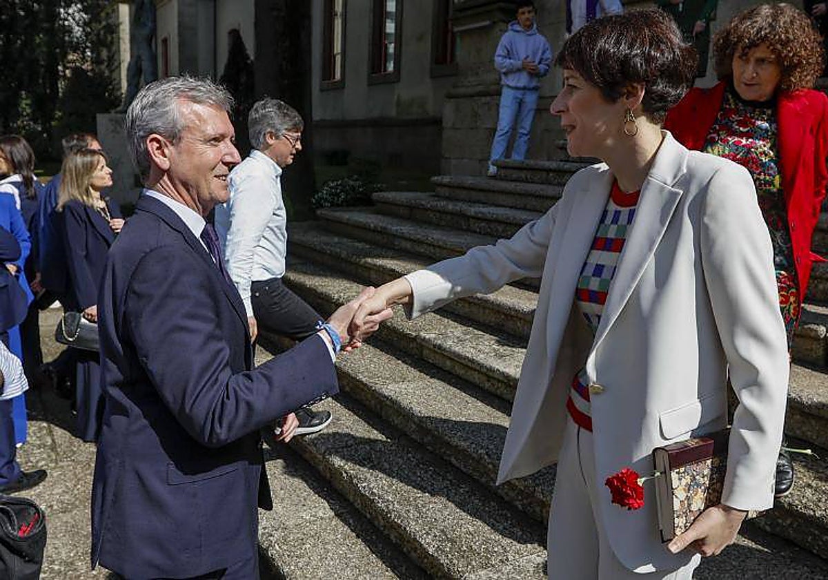 El presidente de la Xunta en funciones, Alfonso Rueda, y la portavoz nacional del BNG, Ana Pontón, este lunes en el Parlamento de Galicia