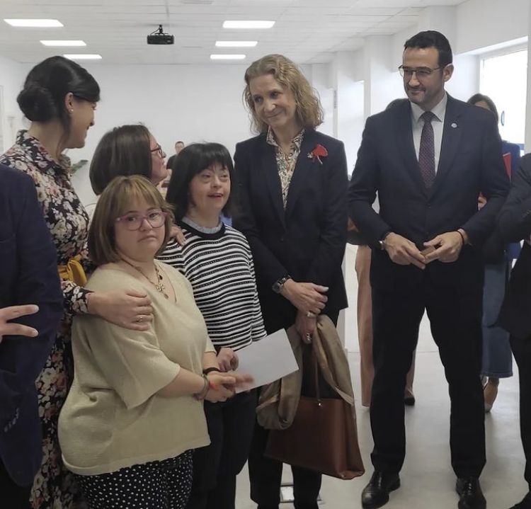 La Infanta Elena, en la inauguración de la sede de DOWN Toledo