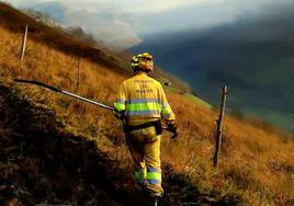 Un bombero forestal muere cuando trabajaba en la extinción de un incendio en un monte de Cantabria
