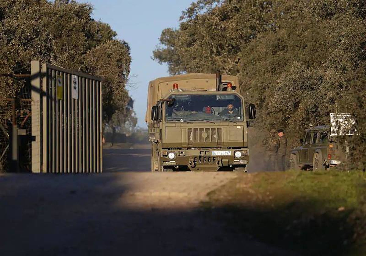 Un camión militar entrando a la zona del lago de la base de Cerro Muriano
