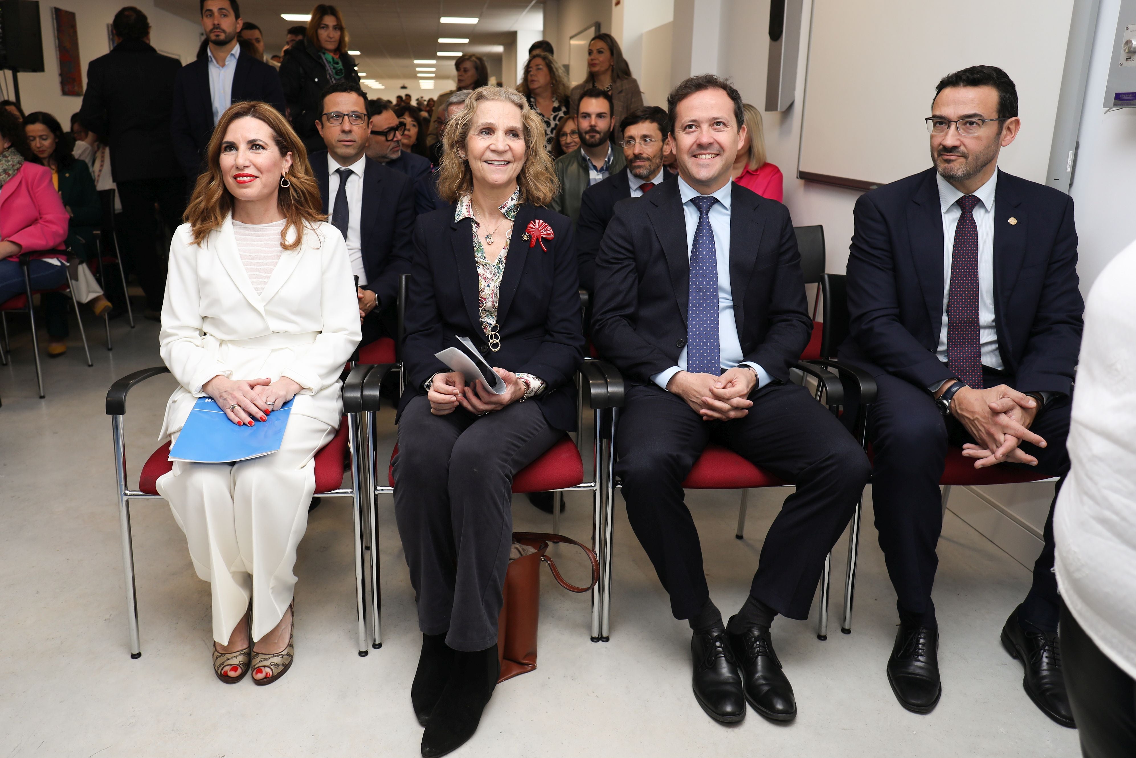 El alcalde de Toledo, Carlos Velázquez, con la Infanta Elena, la presidenta de Down Toledo, Trinidad Escobar y el director del área de Acción social de Fundación Mapfre, Daniel Restrepo