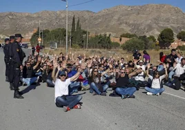 Funcionarios bloquean durante horas el acceso a prisiones de Alicante y Castellón en protesta por las agresiones