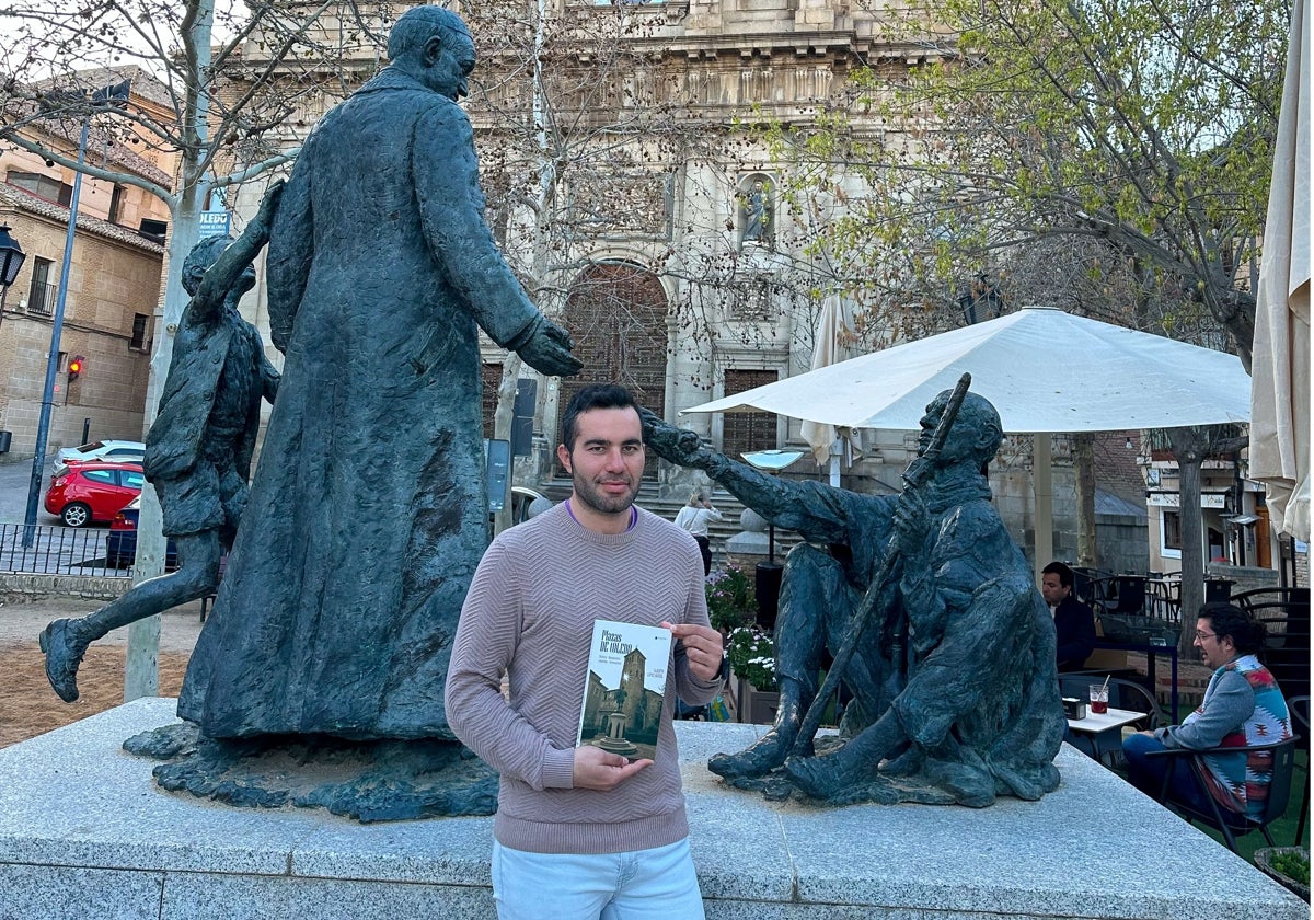 Alberto López Miguel, en la plaza de Juan de Mariana