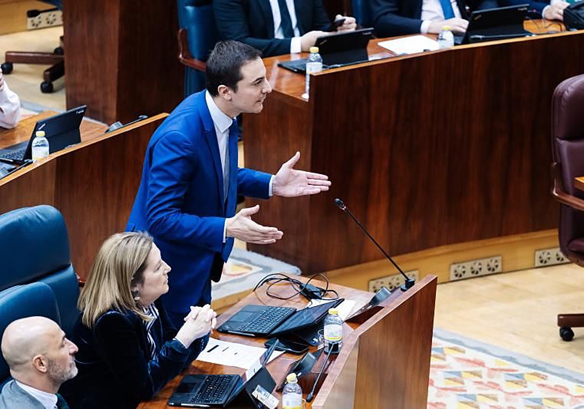 El portavoz del PSOE en la Asamblea, Juan Lobato, en el último Pleno