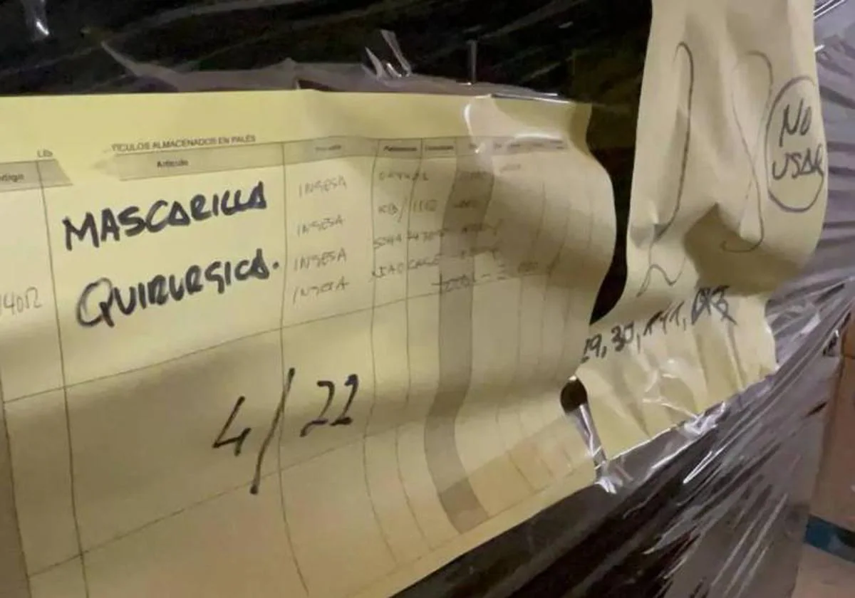 Uno de los palés con mascarillas encontrados en Almendralejo (Badajoz), en el que se advierte que no se usen