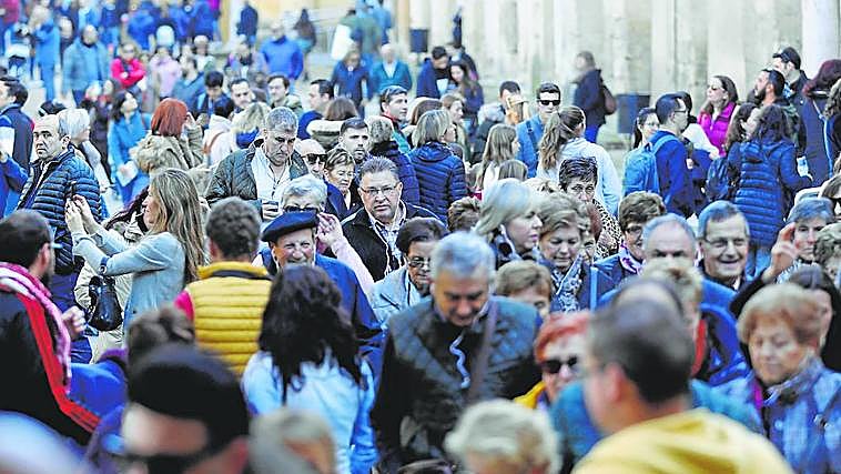 El Patio de los Naranjos, lleno de turistas