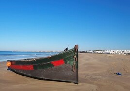 Restos de una patera en la playa de la localidad gaditana de Conil de la Frontera