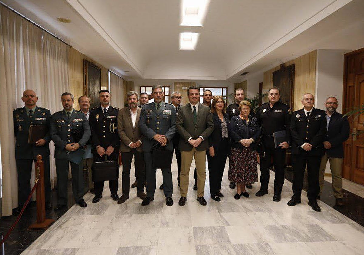 Representantes institucionales y mandos policiales tras la Junta Local de Seguridad