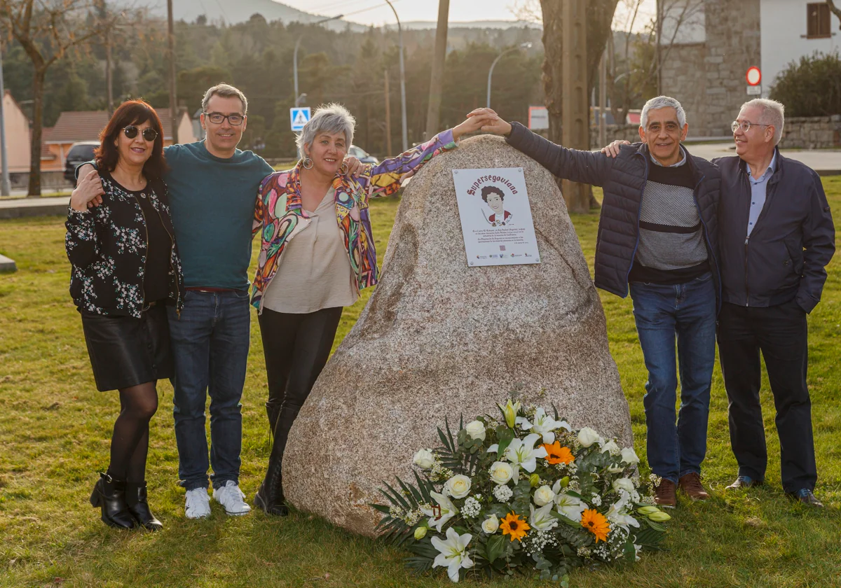 Familiares de Julia Alonso, la minera 'Supersegoviana', en la inauguración de un monolito de homenaje