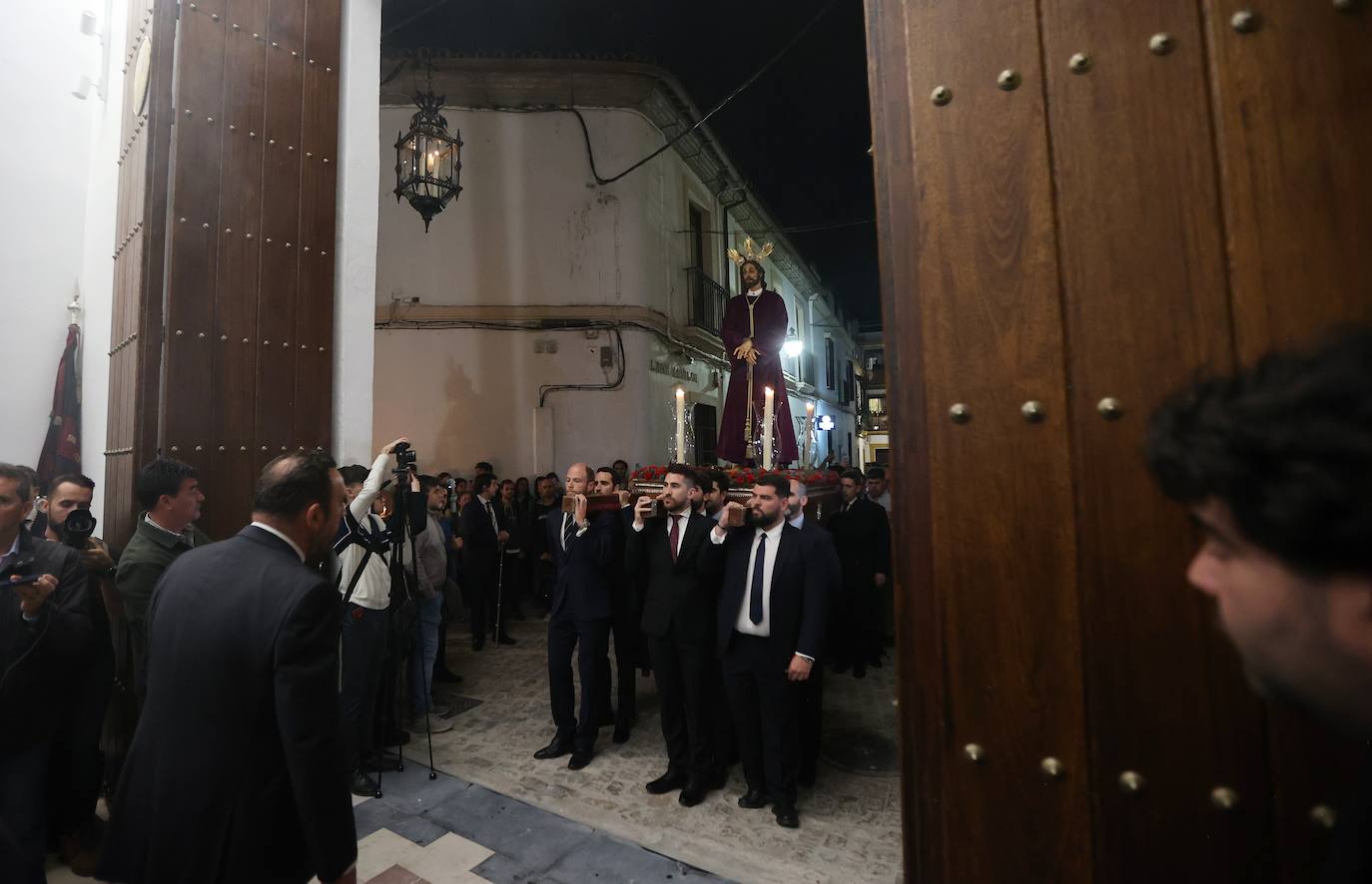 Fotos: el solemne traslado de las imágenes de la Sentencia a su nueva casa de hermandad en Córdoba