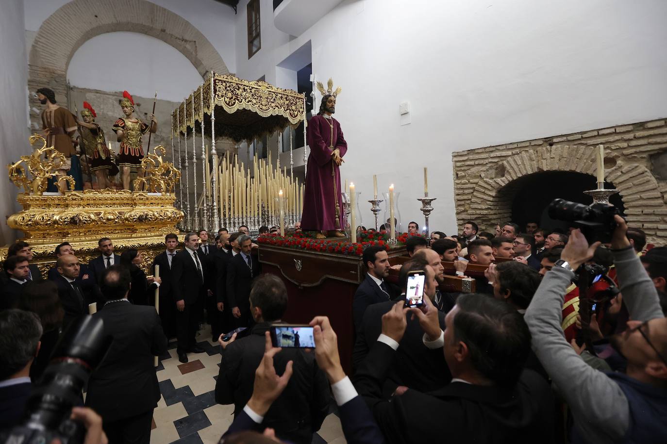 Fotos: el solemne traslado de las imágenes de la Sentencia a su nueva casa de hermandad en Córdoba