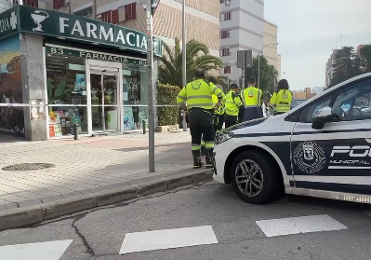 Sanitarios de Samur-Protección Civil y Policía Municipal en el paso de peatones en el que ha tenido lugar el atropello