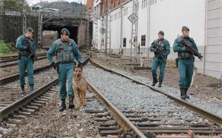 Imagen principal - EL GAR, la unidad de élite de la Guardia Civil creada en los setenta para combatir el terrorismo de ETA en primera línea