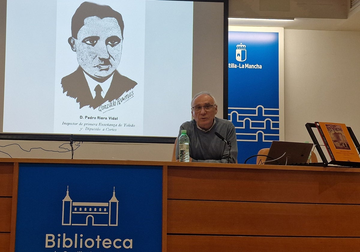 Enrique Sánchez Lubián, durante su intervención en la Biblioteca regional
