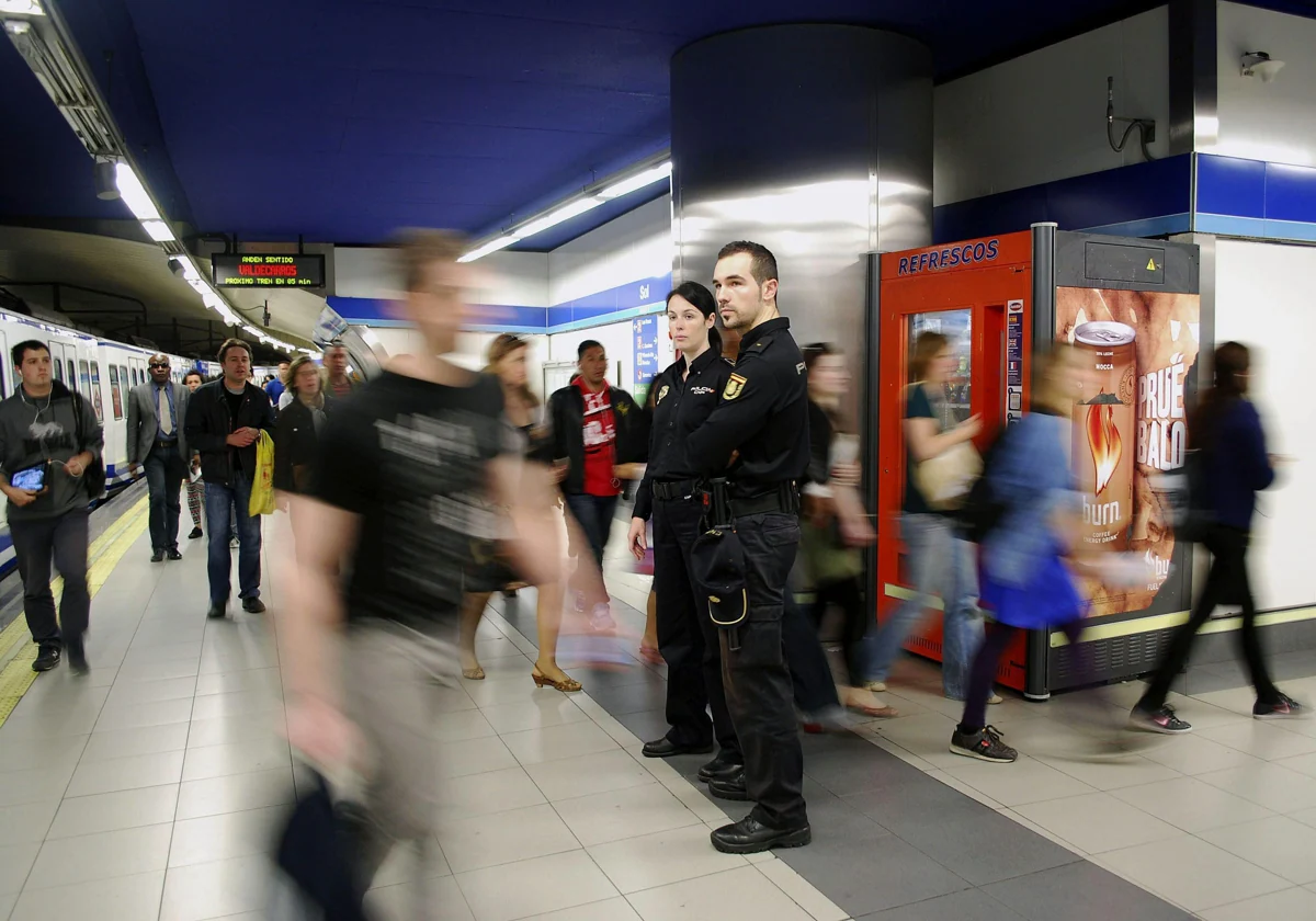 Dos agentes de la Brigada Móvil vigilan el Metro de Madrid