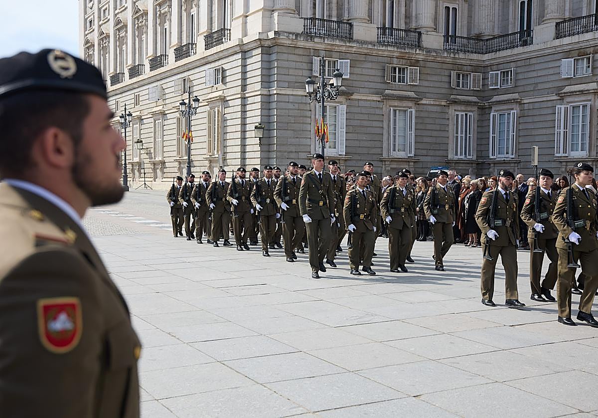 Militares durante la Jura de Bandera para personal civil en la plaza de Orientem en Madrid