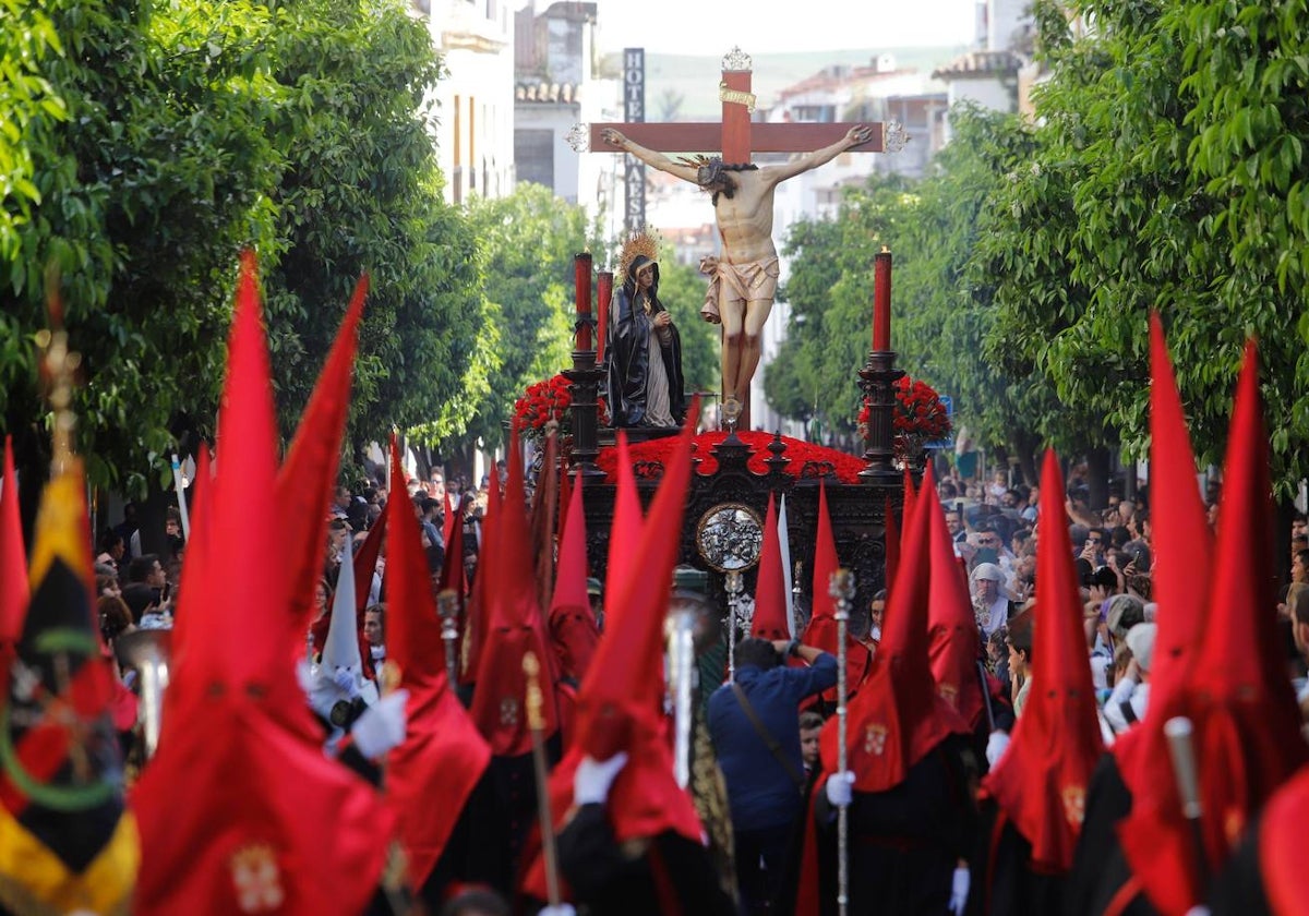 El Señor de la Caridad, entre sus nazarenos