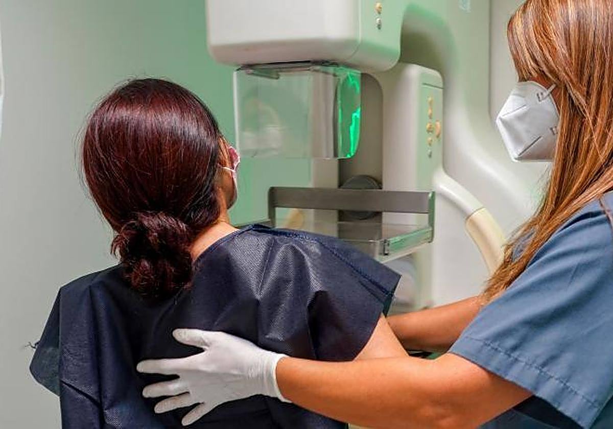 Una paciente se realiza una mamografía