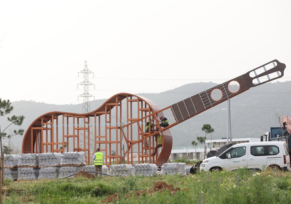 Imagen de la guitarra gigante del Parque del Flamenco, en pleno montaje