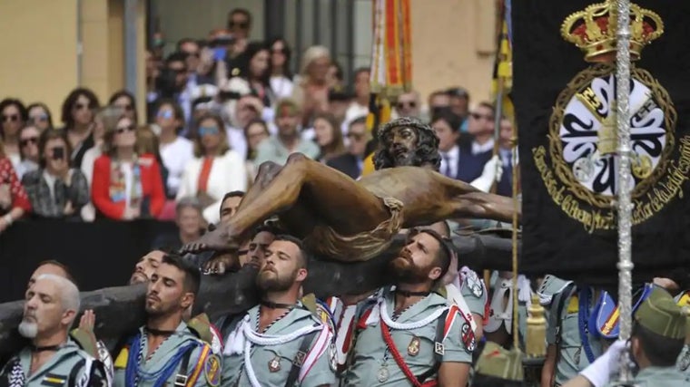 Traslado del Santísimo Cristo de la Buena Muerte tras el relevo del estandarte