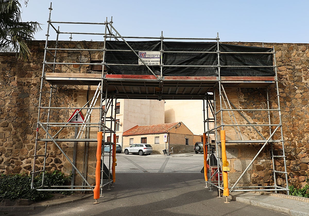 La Puerta Nueva, vestida de andamios