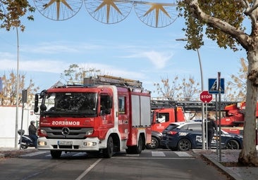 Los bomberos rescatan a nueve personas tras el incendio en un piso del Sector Sur