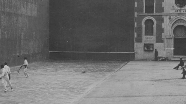 Imagen antes - El patio del Beti Jai, durante la celebración de un partido en 1900 (antes), y el estado actual de la cancha