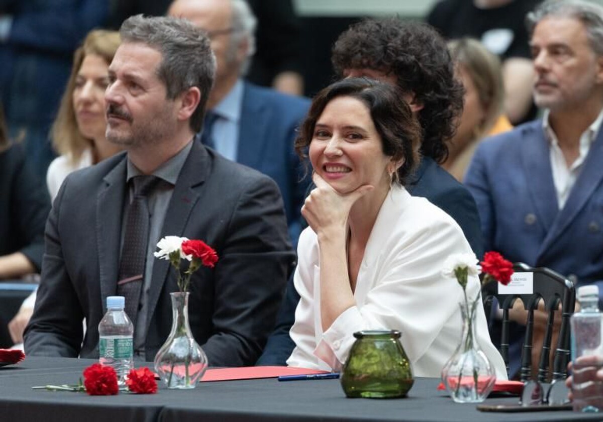 Isabel Díaz Ayuso, junto al consejero Mariano de Paco, en la Real Casa de Correos