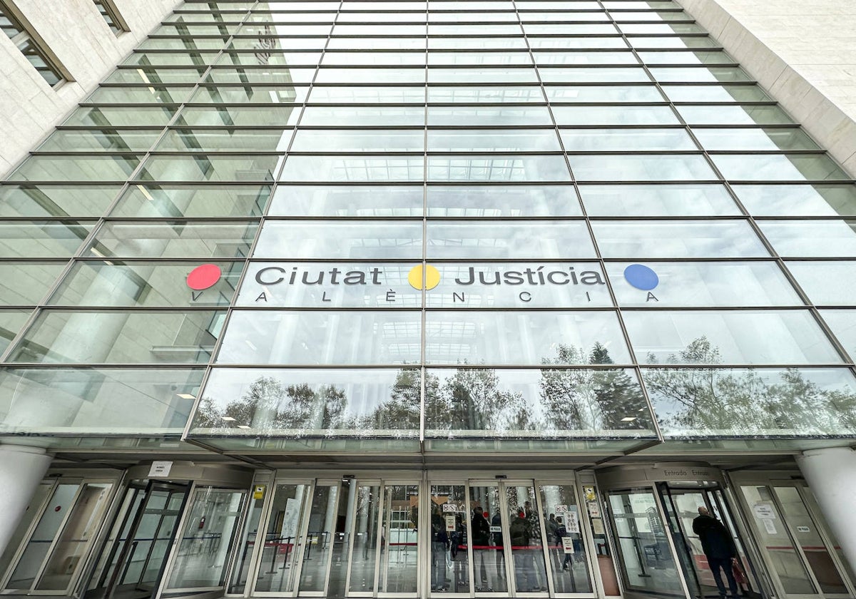 Un fisioterapeuta acusado de abusar de una niña con parálisis cerebral lo niega en el juicio: «Le estudiaba el suelo pélvico»