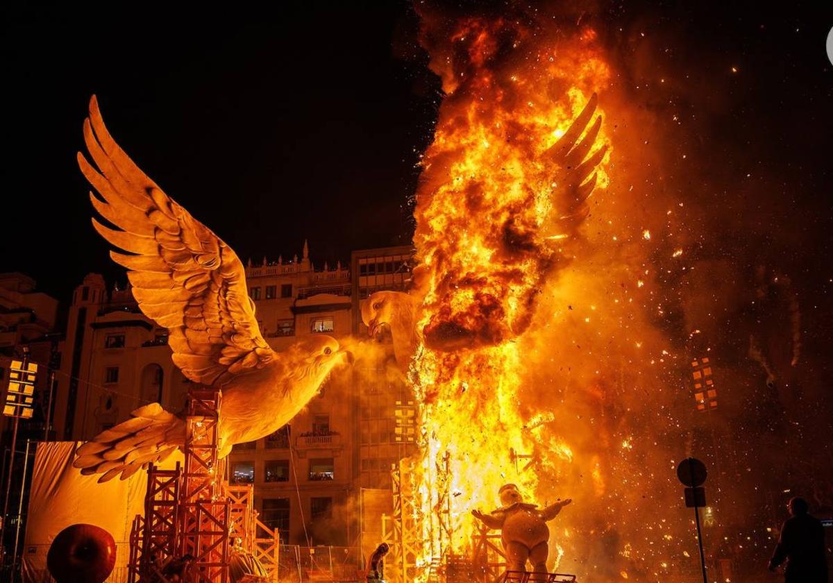Imagen de la cremà de la falla del Ayuntamiento de Valencia de este año