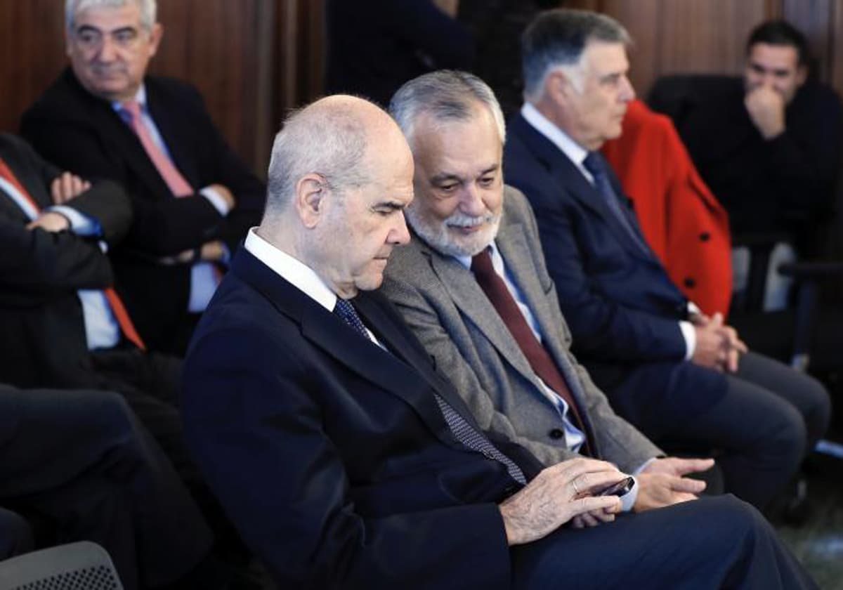 Los expresidentes socialistas Manuel Chaves y José Antonio Griñán, en la sala de la Audiencia de Sevilla en 2018